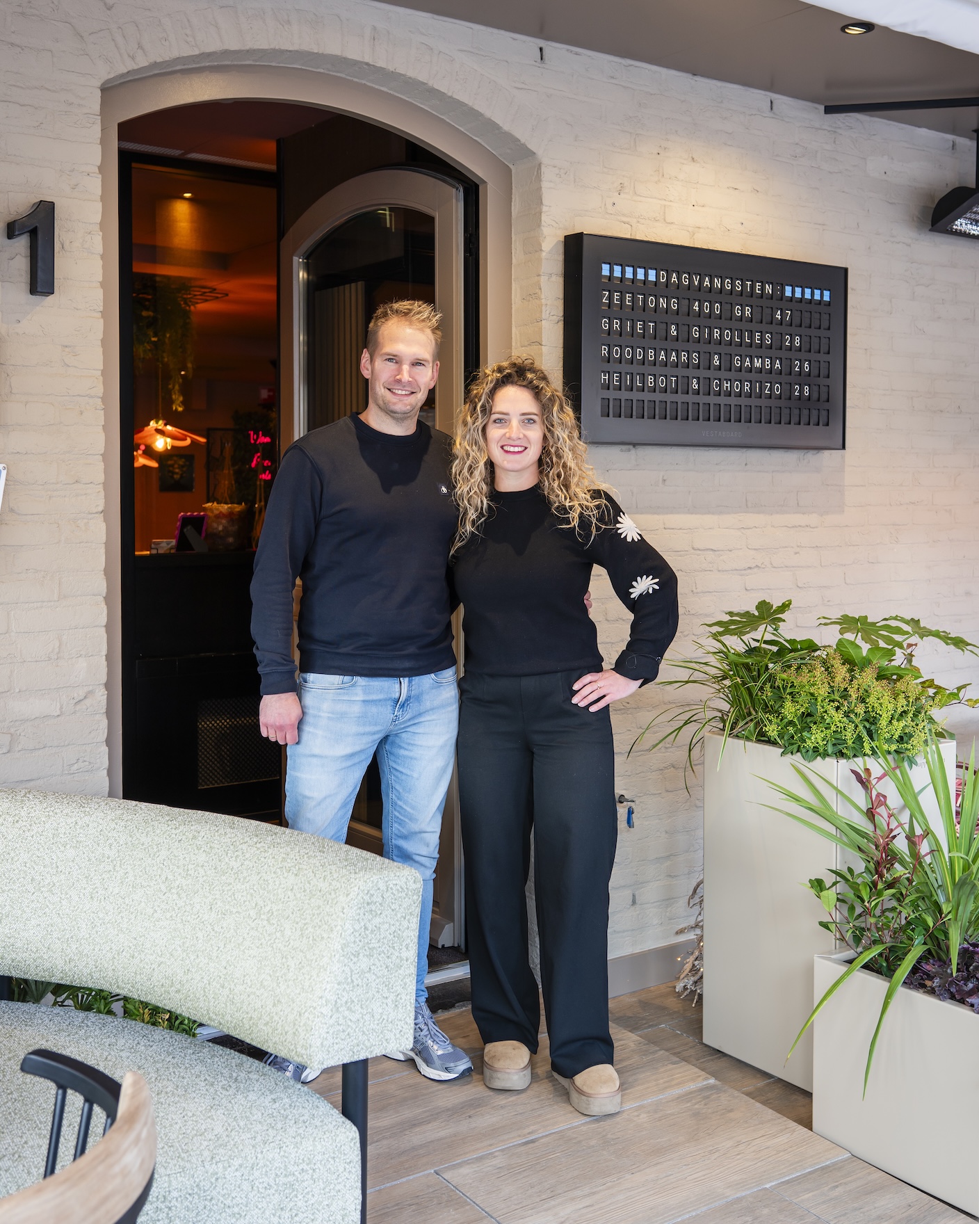 Sebas en Linda voor het restaurant