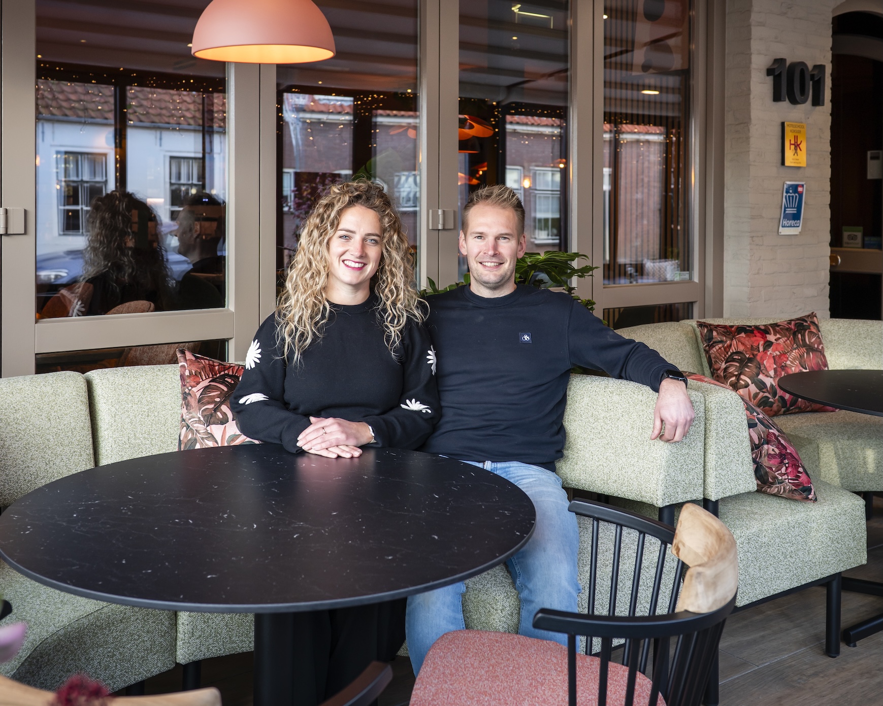 Sebas & Linda op het terras