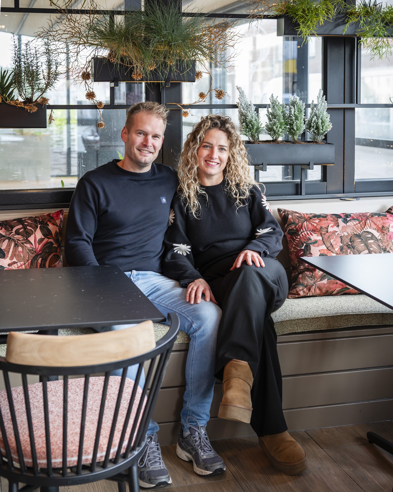 Sebas en Linda op het terras